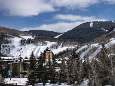Colorado ABD - 23 Şubat 2019 Vail Köyü hoş geldiniz işareti vail