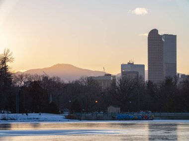 Denver Colorado günbatımı kış dağ Gölü ve manzarası Landscap