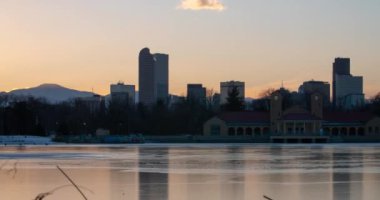 Denver Colorado günbatımı şehir Park Ferril Gölü gökdelenler dağlardan