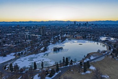 Denver Colorado ABD şehir merkezinde Park Cityscape günbatımı kış Fro