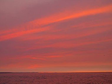 Fiery Red Sunset gökyüzü arka plan Vancouver BC Kanada Sahili