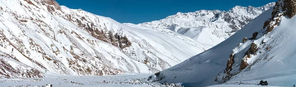 Leere Schneemobil am Fuße der schneebedeckten Berge — Stockfoto