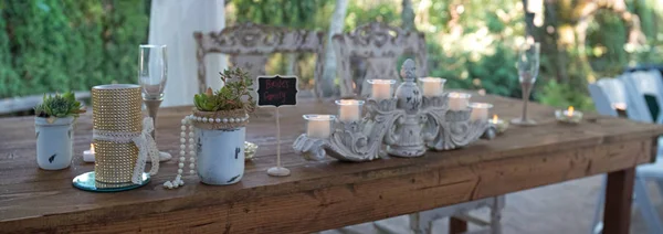Семейный стол невесты на свадьбе — стоковое фото