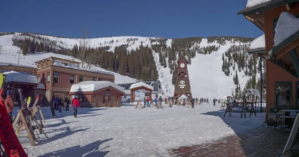 Schweitzer Kayak Merkezi Lodge Base Area'da Kayakçılar ve Snowboardcular