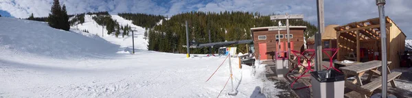 Ascenseur de ski du secteur de base nord à 49 degrés — Photo