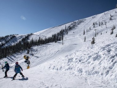 Schweitzer Mountain Ski Resort 'ta insanlar Kayak