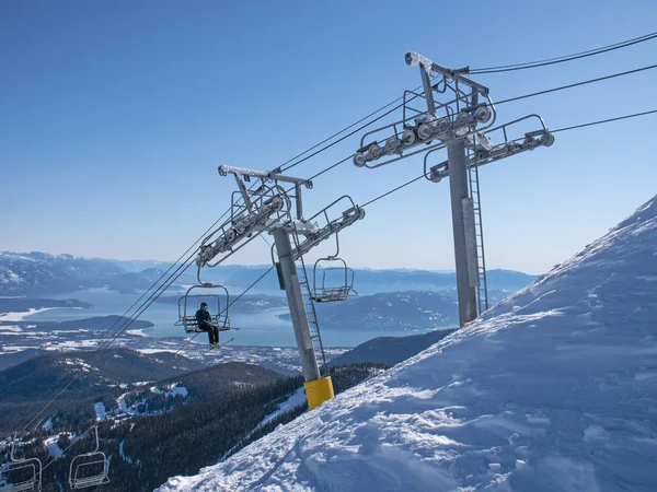 Skiër rijden op stoeltjes lift Bij Schweitzer Mountain Ski Resort wit — Stockfoto
