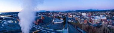 Bellingham Washington Şehir Merkezi Hava Panorama Mor Işıklı Gün batımı Dağı Baker