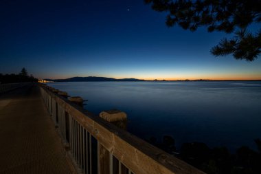 Liman Köprüsü Yürüyüşü, Bellingham Park Bellingham, Washington 'daki Gece Bulvarı' nda yandı.