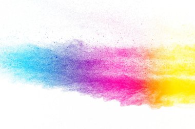 Multi renk toz patlama beyaz arka plan üzerinde. Renkli toz parçacıklarının sıçramasına başlattı.