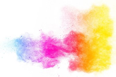 Multi renk toz patlama beyaz arka plan üzerinde. Renkli toz parçacıklarının sıçramasına başlattı. Kırmızı Sarı mavi toz sıçramak.