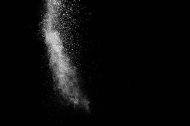 Beyaz tuhaf formları patlama bulut koyu arka plan karşı toz. Siyah arka plan üzerine beyaz parçacık sıçrama başlattı