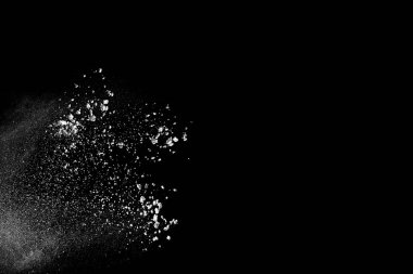 Beyaz tuhaf formları patlama bulut koyu arka plan karşı toz. Siyah arka plan üzerine beyaz parçacık sıçrama başlattı