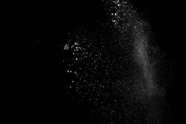 Beyaz tuhaf formları patlama bulut koyu arka plan karşı toz. Siyah arka plan üzerine beyaz parçacık sıçrama başlattı