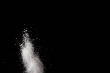 Beyaz tuhaf formları patlama bulut koyu arka plan karşı toz. Siyah arka plan üzerine beyaz parçacık sıçrama başlattı