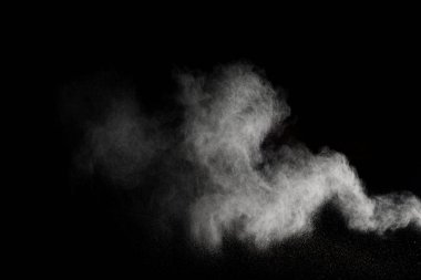 Beyaz tuhaf formları patlama bulut koyu arka plan karşı toz. Siyah arka plan üzerine beyaz parçacık sıçrama başlattı
