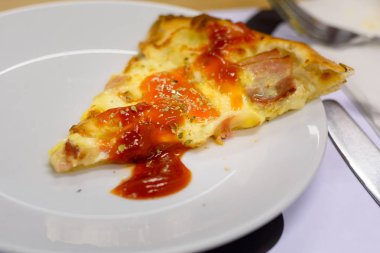 Pizza margherita beyaz çanak üzerinde. Asabi pizza domates domates sos ile.