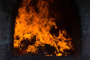 Alevler fırınında yanıyor. Alev alev yanan alevler fırına flare.