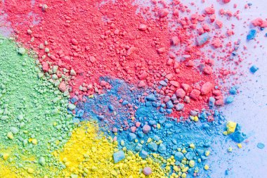 Tebeşir tozunun renkli arka planı. Beyaz arkaplana yayılmış çok renkli toz parçacıkları.