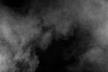 Beyaz tuhaf formları patlama bulut siyah arka plan karşı toz. Beyaz toz parçacıkları sıçrama.