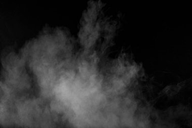 Beyaz tuhaf formları patlama bulut siyah arka plan karşı toz. Beyaz toz parçacıkları sıçrama.
