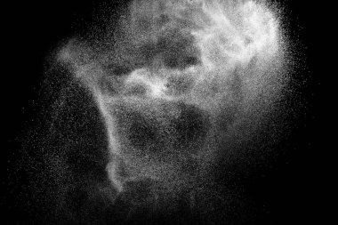 Beyaz tuhaf formları patlama bulut siyah arka plan karşı toz. Beyaz toz parçacıkları sıçrama.