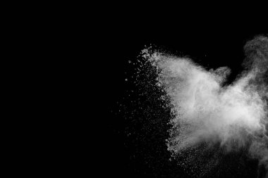 Beyaz toz patlaması siyah arka planda izole edildi. Beyaz toz parçacıkları sıçrıyor. Renk Holi Festivali.