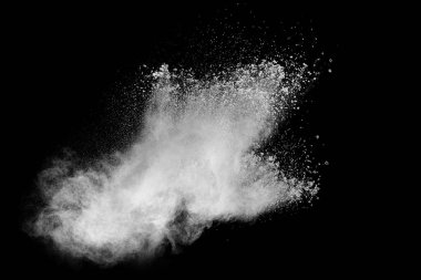 Beyaz toz patlaması siyah arka planda izole edildi. Beyaz toz parçacıkları sıçrıyor. Renk Holi Festivali.