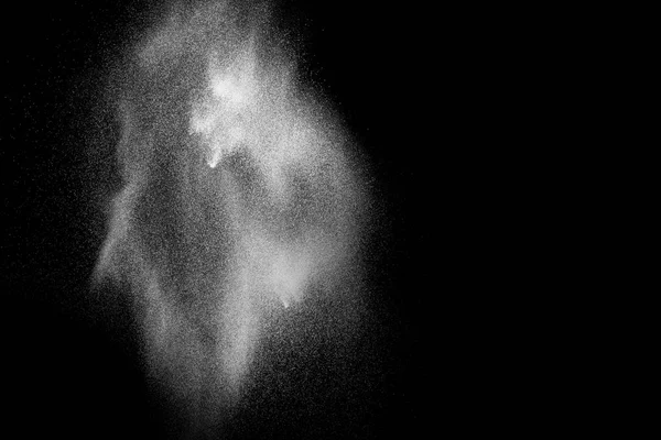 Ledakan Bubuk Putih Terisolasi Pada Latar Belakang Hitam Partikel Debu — Stok Foto