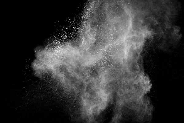 白色粉末爆炸的云彩映衬着黑色的背景 白色粉末飞溅 — 图库照片