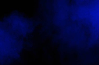 Mavi toz tuhaf formları bulut beyaz arka plan üzerinde patlayabilir. Mavi toz parçacıklarının sıçramasına başlattı.