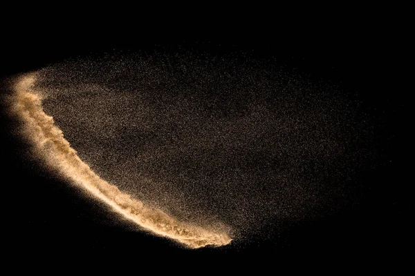 干河沙爆炸 棕色的沙子溅到黑色的背景 黄沙在空中飘扬 — 图库照片