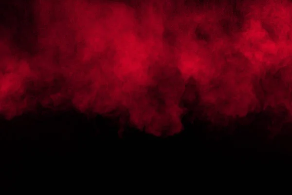 红色粉末在黑色背景上爆炸 红色粉末飞溅的冻结运动 — 图库照片
