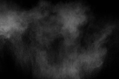 Beyaz tuhaf formları patlama bulut siyah arka plan karşı toz. Beyaz toz parçacıkları sıçrama.