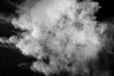 Havada beyaz toz nefes. Hareket toz sprey koyu arka planda patlama.