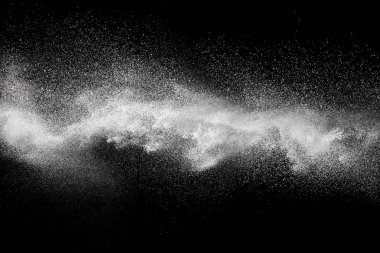 Beyaz tuhaf formları patlama bulut siyah arka plan karşı toz. Beyaz toz parçacıkları sıçrama.