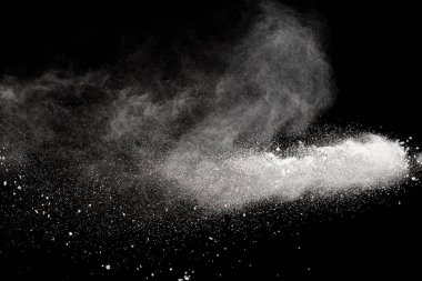 Beyaz tuhaf formları patlama bulut siyah arka plan karşı toz. Beyaz toz parçacıkları sıçrama.