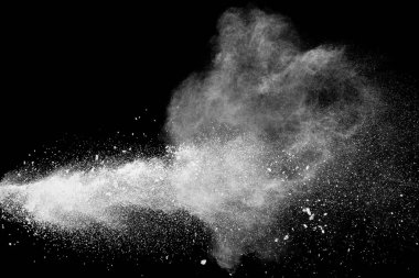 Beyaz tuhaf formları patlama bulut siyah arka plan karşı toz. Beyaz toz parçacıkları sıçrama.