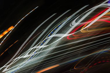 Soyut ışık satır arkaplanı. Koyu arka plan üzerinde ışık yollar.