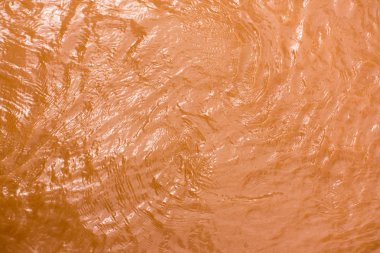 Nehir, doğal arka plan kavramı kahverengi su yüzeyine.