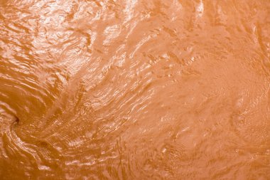 Nehir, doğal arka plan kavramı kahverengi su yüzeyine.