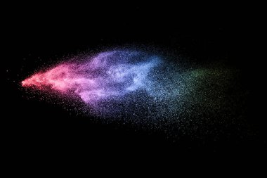 Multi renk parçacıklar patlama siyah arka plan üzerine.