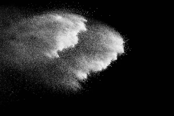 Beyaz tuhaf formları patlama bulut siyah arka plan karşı toz. Beyaz toz parçacıkları sıçrama.