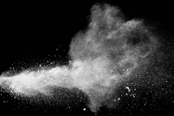 Beyaz tuhaf formları patlama bulut siyah arka plan karşı toz. Beyaz toz parçacıkları sıçrama.