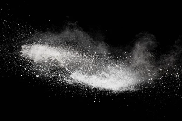 Beyaz tuhaf formları patlama bulut siyah arka plan karşı toz. Beyaz toz parçacıkları sıçrama.