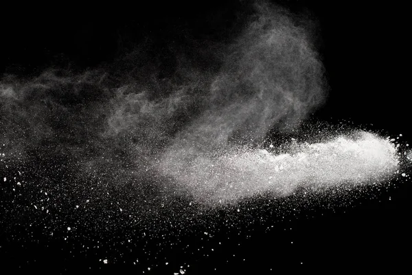 Beyaz tuhaf formları patlama bulut siyah arka plan karşı toz. Beyaz toz parçacıkları sıçrama.