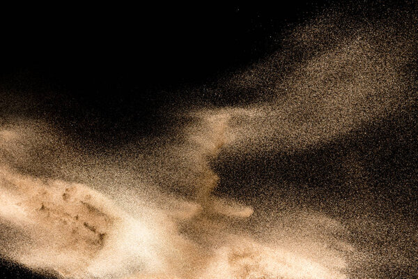 Сухой речной песок. Золотистый песок брызги agianst темный фон
.