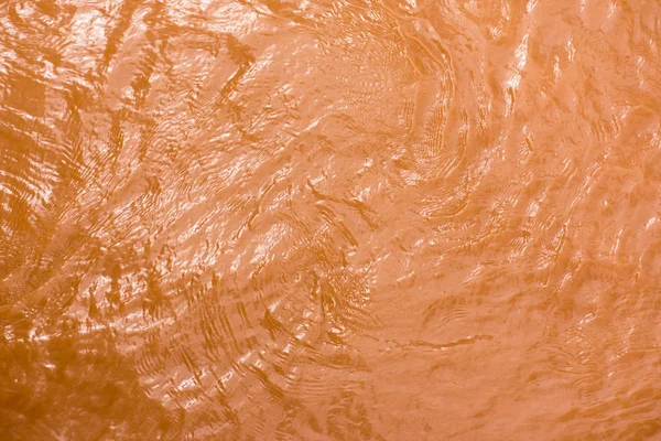 Nehir, doğal arka plan kavramı kahverengi su yüzeyine.