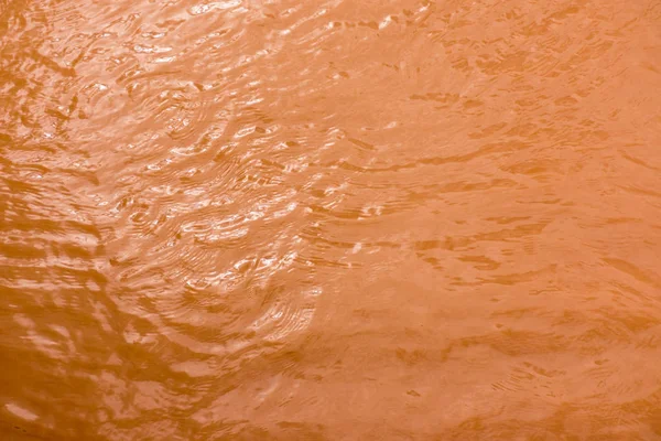 Nehir, doğal arka plan kavramı kahverengi su yüzeyine.