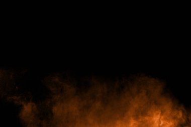 Siyah arka planda soyut turuncu barut patlaması. Turuncu toz parçacıklarının hareketsiz durması.